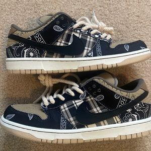 Lightly worn Nike shoes- not sure what kind